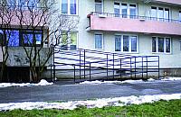 Podjazd, kt�ry dzieli