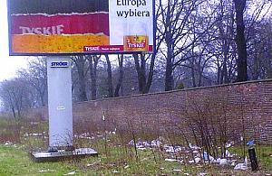 Bałagan przy cmentarzu