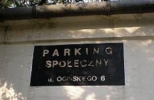 Walka o parking. Decyzja: zostajemy!