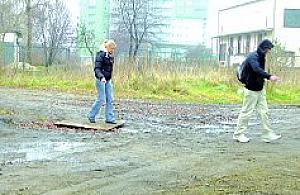 Spór o dojście do kładki