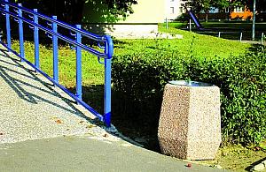 Śmiecie nie hulają przed bankiem