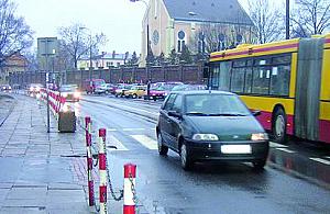 Pod kołami przy cmentarzu