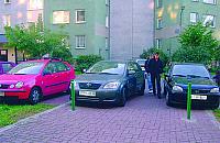 Parkuj� pod klatkami. Nikt nie reaguje