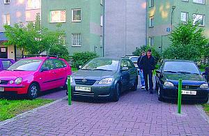 Parkują pod klatkami. Nikt nie reaguje