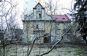 Willa przy Tykocińskiej niszczona przez wandali