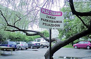 Tablice stoją, samochody też