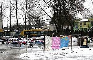 Parking w Falenicy zjadł Czerwonego Kapturka