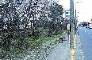 Przez tory do przystanku