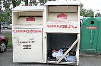 Zniszczone kontenery na Bazylia�skiej
