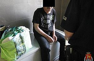 Spał na przystanku, to go okradli