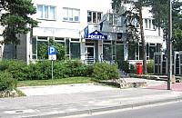 Poczta na Jagiello�skiej: kraw�nik dla inwalidy