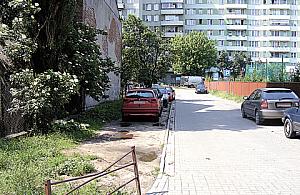 Majowa 5 - parkują na trawie...