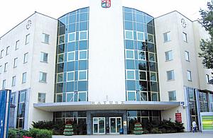 Urząd oszczędza na sobie