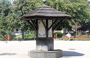 Wciąż dewastują studnię na rynku