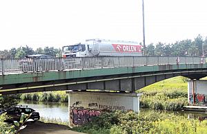 Most nad kanałem Żerańskim się trzęsie