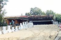 Budują wiadukt, niszczą drogi