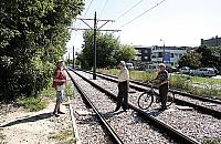 Na działkę prosto przez tory