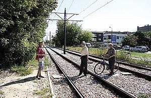 Na działkę prosto przez tory