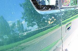 Ktoś niszczy auta na parkingu!