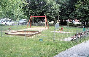 Libacje na placu zabaw przy Kaczej