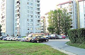 Na Smoleńskiej wolą parking od boiska