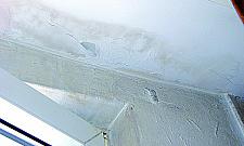 Jarzębskiego - woda leje się po ścianach?