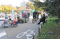 Kondratowicza: handel na �cie�ce rowerowej