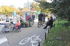 Kondratowicza: handel na ścieżce rowerowej