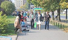 Kondratowicza: handel na ścieżce rowerowej