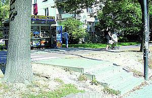 Niebezpieczne schodki na Płockiej