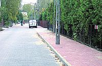 Łowicka - latarnie na środku chodnika