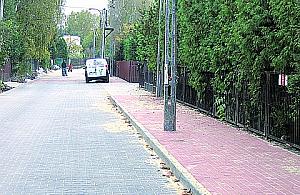 Łowicka - latarnie na środku chodnika