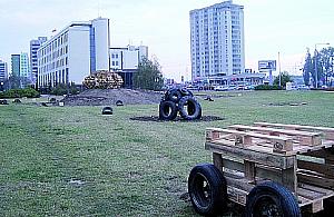 Bawią się na śmieciach