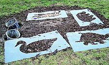 Bawią się na śmieciach