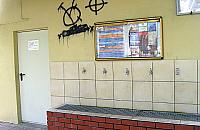 Lazurowa: zaniedbane gabloty przy uj�ciu wody