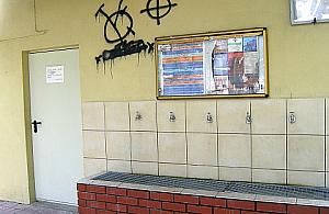 Lazurowa: zaniedbane gabloty przy ujęciu wody