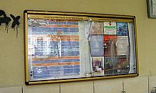 Lazurowa: zaniedbane gabloty przy ujęciu wody