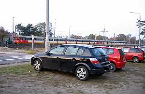 Ktoś niszczy auta przy PKP