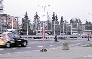 Siedzą na koszu, czekają na autobus