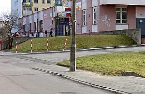 Latarnie na środku i stare schody