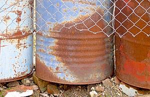 Skarbka z Gór: wylali olej silnikowy do kanałku