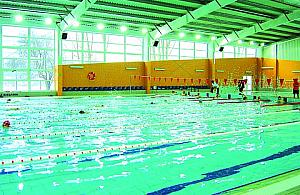 Seniorze, dzwoń po bezpłatny basen!