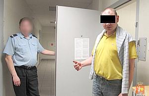 Dwóch panów, pani i taczka na Trasie Toruńskiej