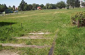 Żeby grać w piłkę, brakuje dziury w płocie