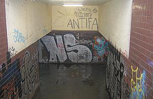 Tunel grozy lub na dziko przez tory w Wawrze