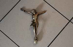 Kradli na cmentarzu, porzucili łup