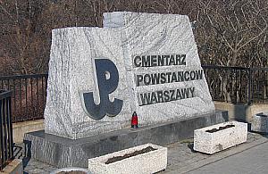 Cmentarz Powstańców Warszawy - bez opieki, pieniędzy i z bandą wandali