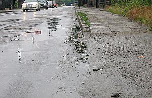 Kto posprząta zalegający po zimie piach?