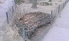 Szegedyńska: zieleń wygrodzona starymi rurami hydraulicznymi