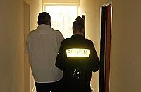 35-latek upił i zgwałcił nieletnią